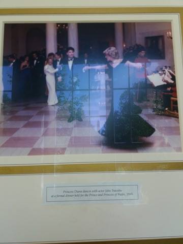 Obr.11 Princess Diana dances with actor John Travolta at a formal diner heid for the Prince and Princess of Wales1985