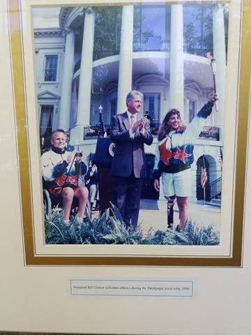 Obr.12 President Bill Clinton welcomes athletes during the Paralympic torch relay 1996