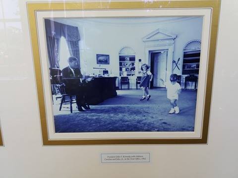 Obr.13 President John F. Kennedy with children Caroline and John Jr. in the Oval Office 1962