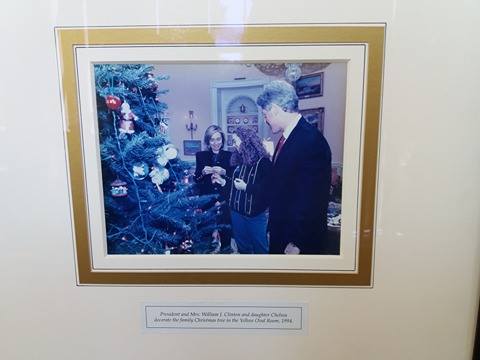 Obr.14 President and Mrs. William J. Clinton and daughter Chelsea decorate the family Christmas tree in the Yellow Oval Room 1994